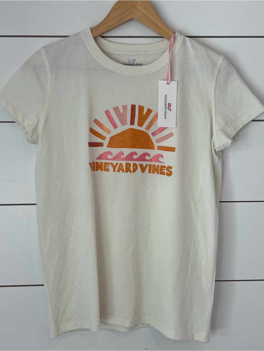 Vineyard Vines Cream Short-Sleeve Tee with Pink & Orange Sunset 100%cotton